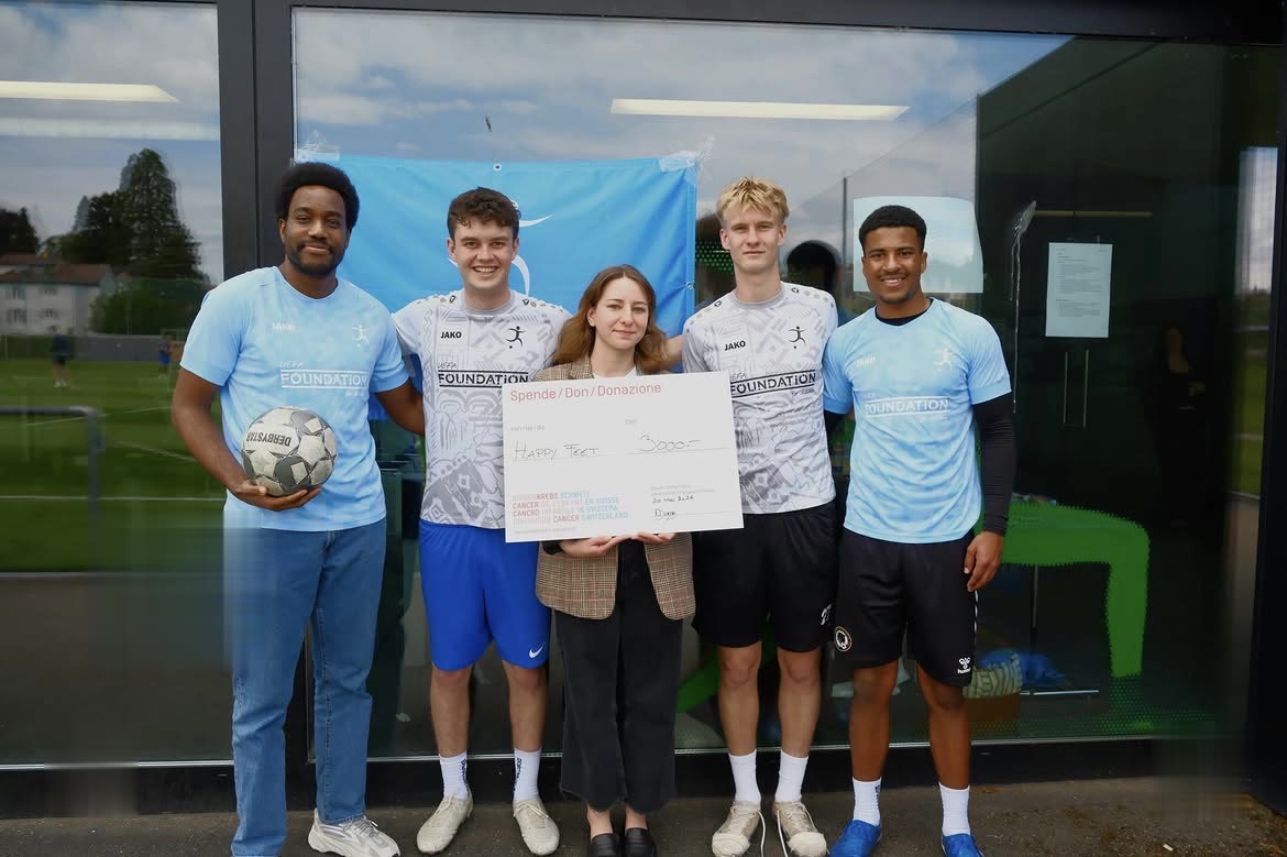 L'équipe Happy Feet remet un chèque de 3'000 CHF à KinderKrebs Schweiz