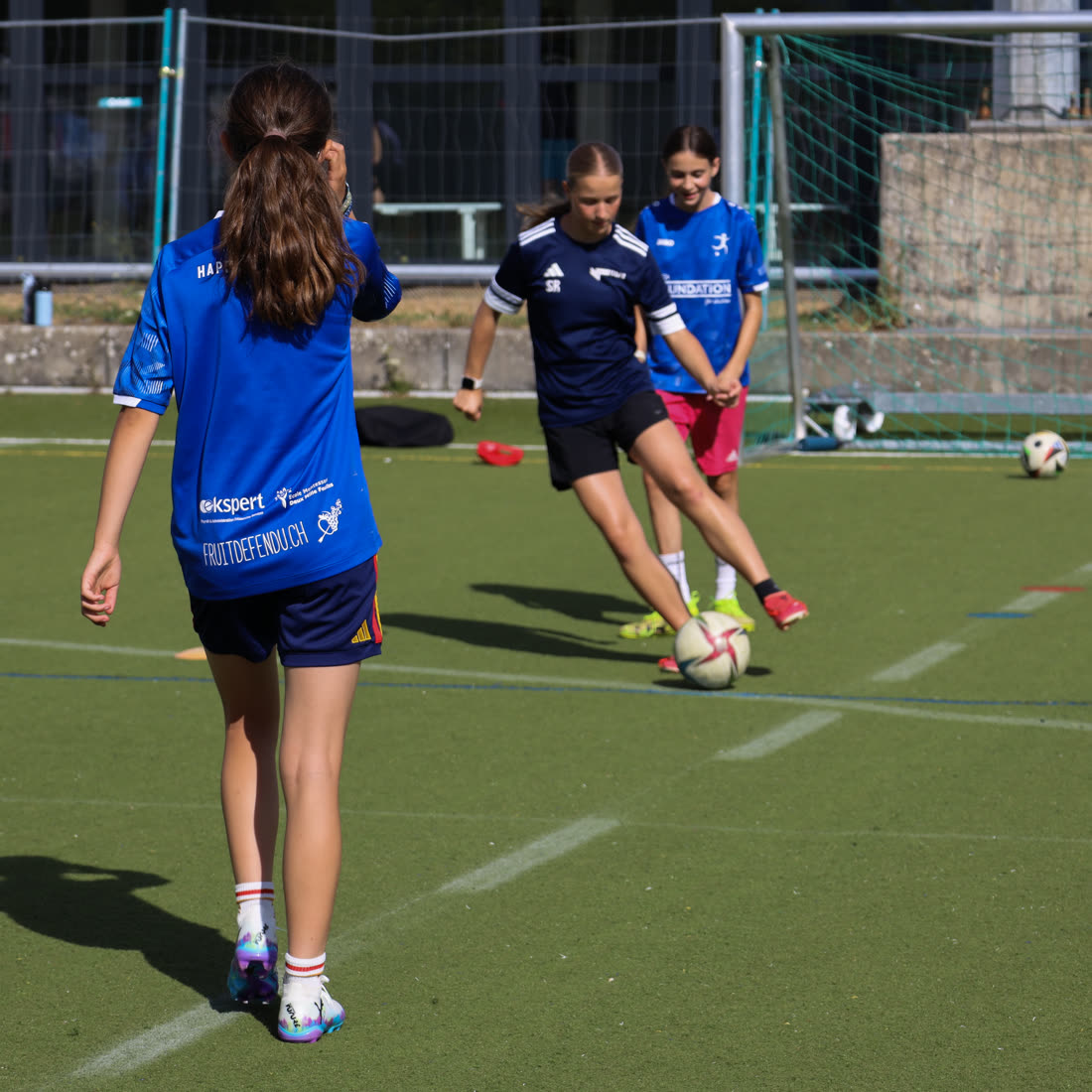 Des filles du camp en plein jeu devant le but