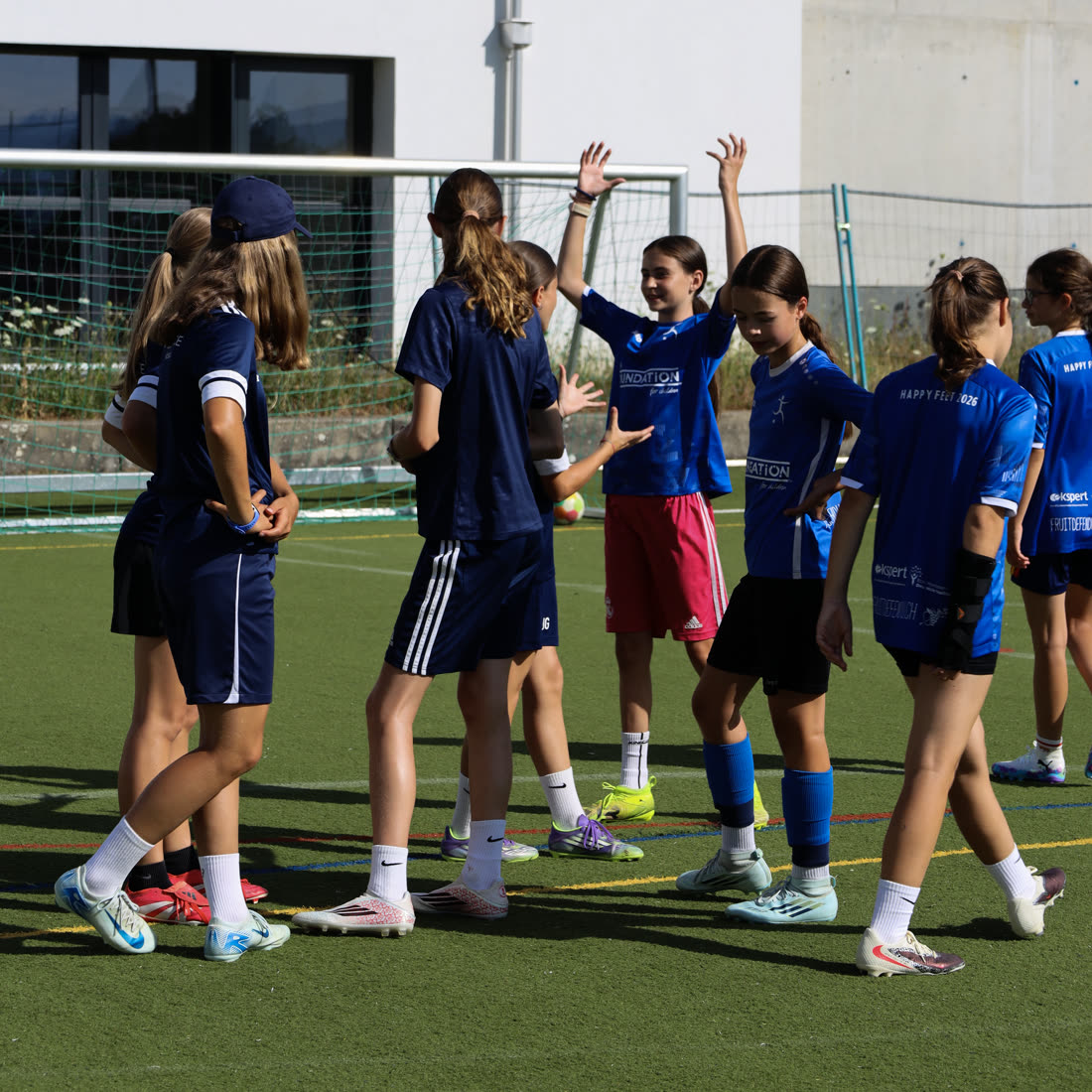 Des joueuses célèbrent bras levés