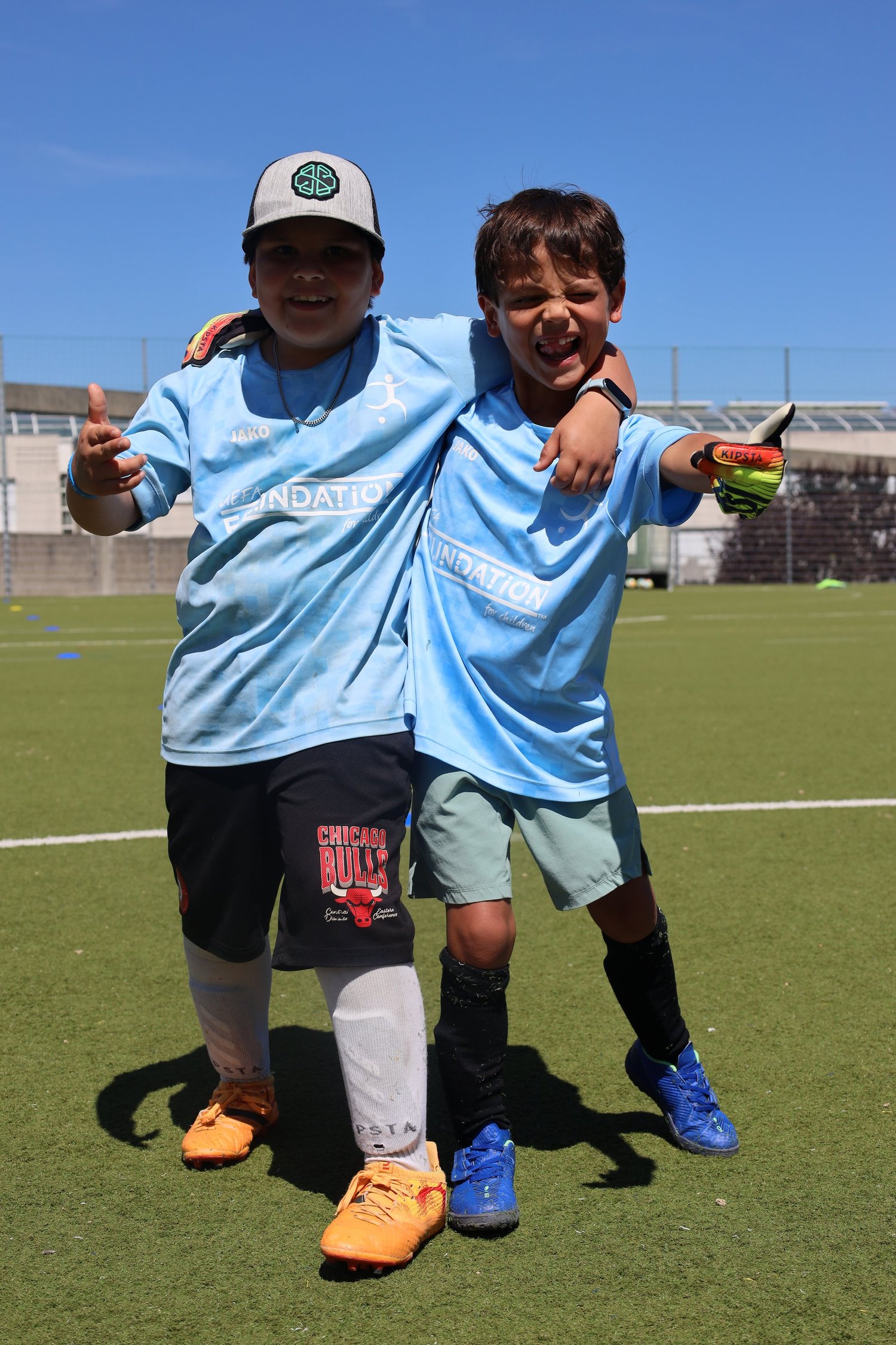 Des enfants du camp Happy Feet posent ensemble